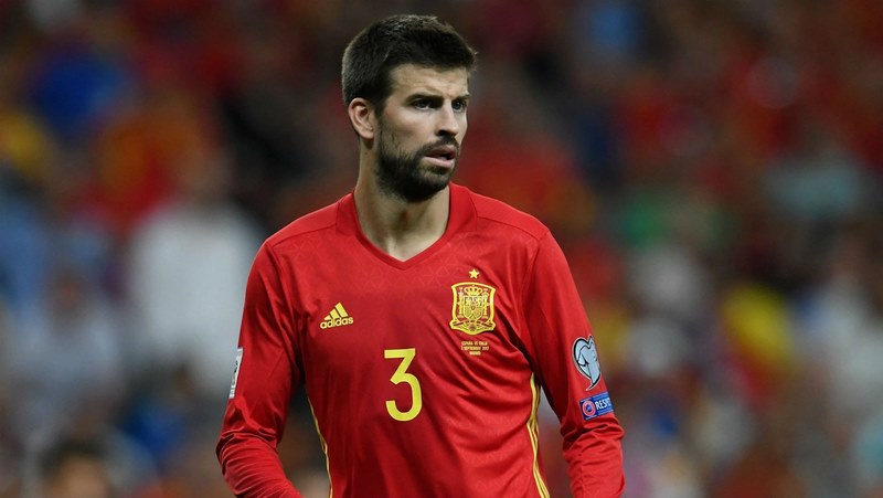 Pique thi đấu cho đội tuyển quốc gia Tây Ban Nha với số áo 3