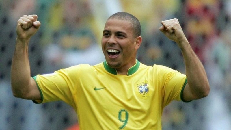 Số áo Ronaldo De Lima thi đấu CLB Cruzeiro Esporte Clube là số 9 